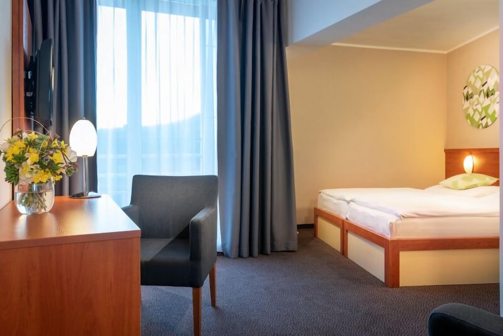 Atrium Hotel 8/47