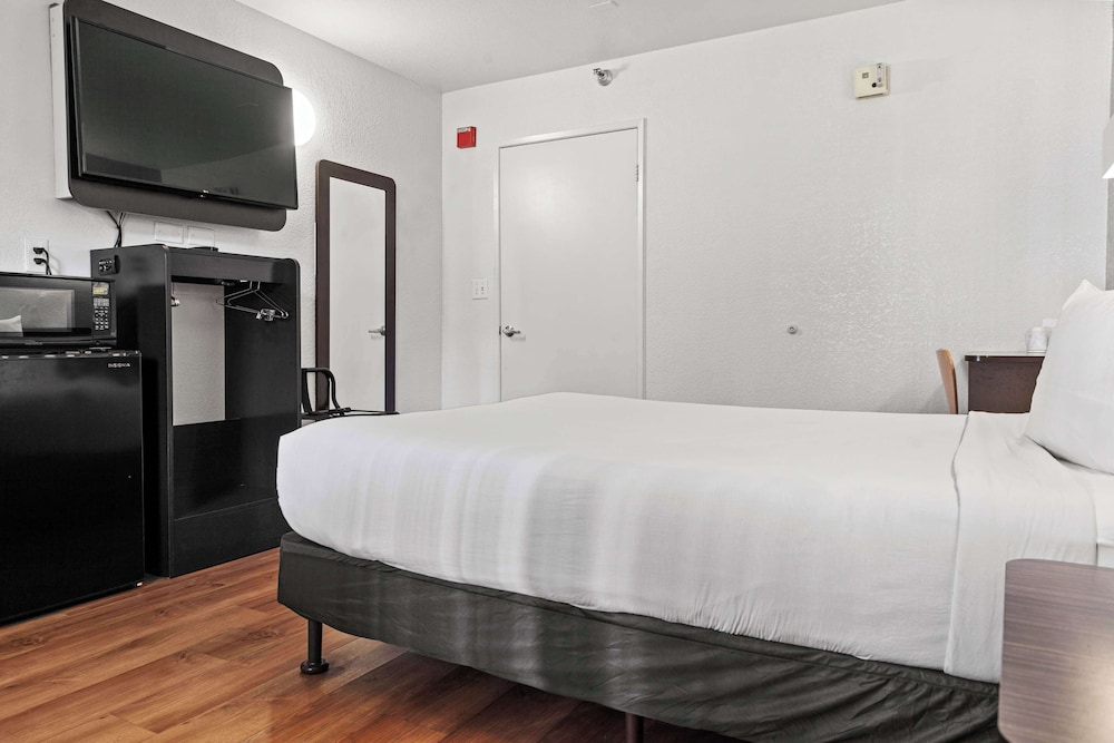 DELUXE, QUEEN BED