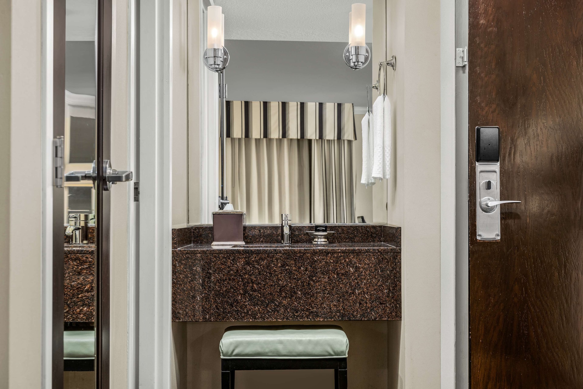 Stylin, King Bed, Corner، The Verve Hotel Boston Natick, Tapestry Collection by Hilton 6/6