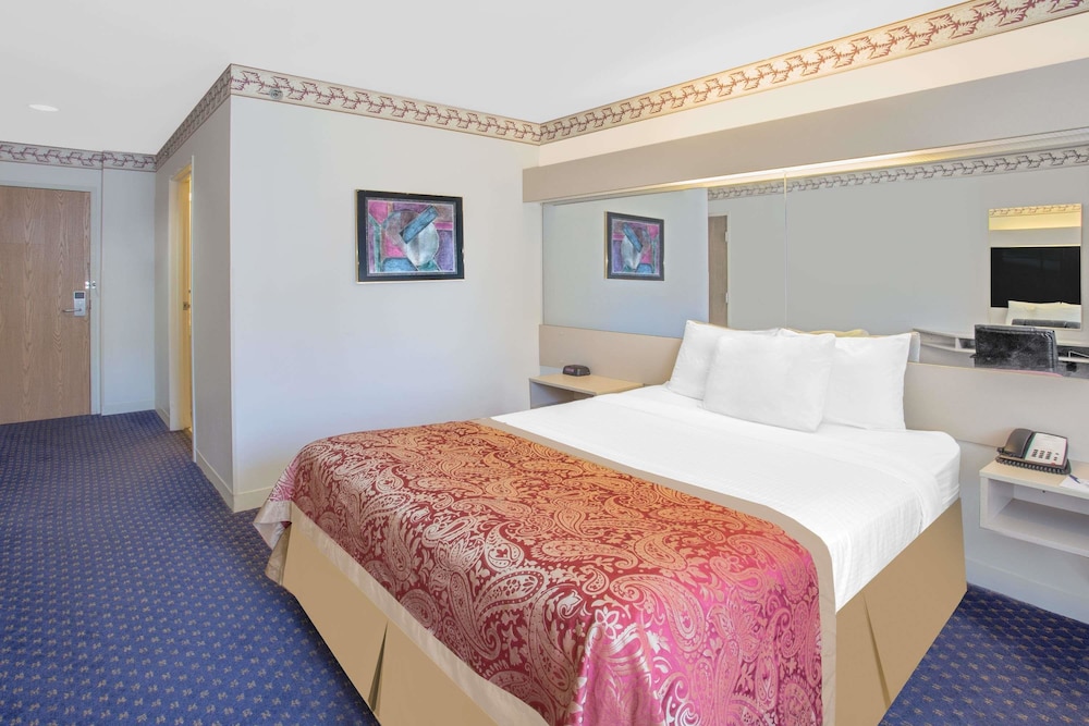 Microtel Inn & Suites by Wyndham Janesville 7/32