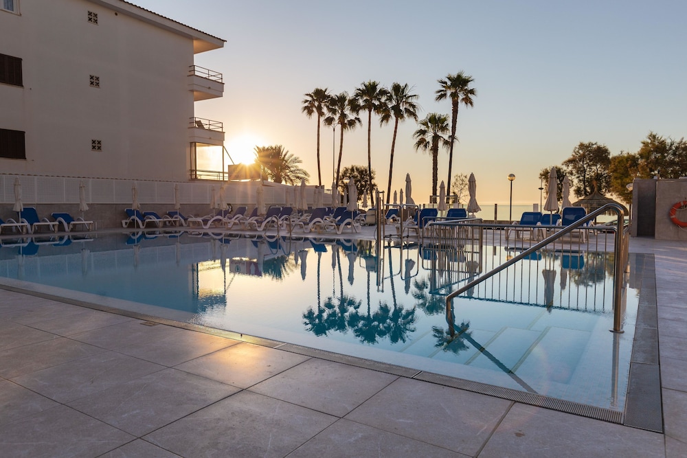 R2 Veronica Beach Hotel 28/48