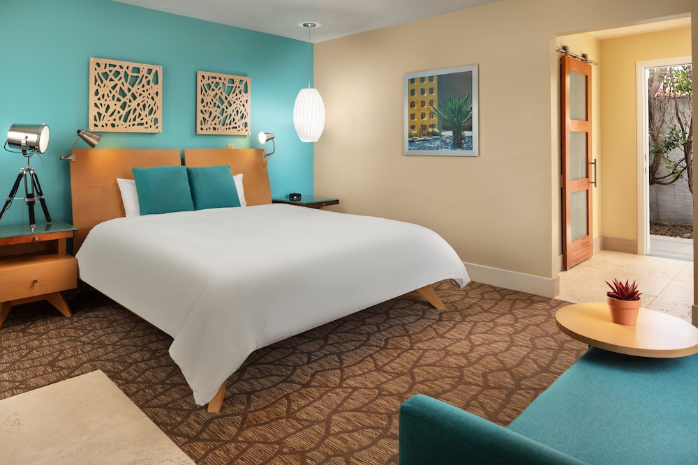 SUITE, KING BED