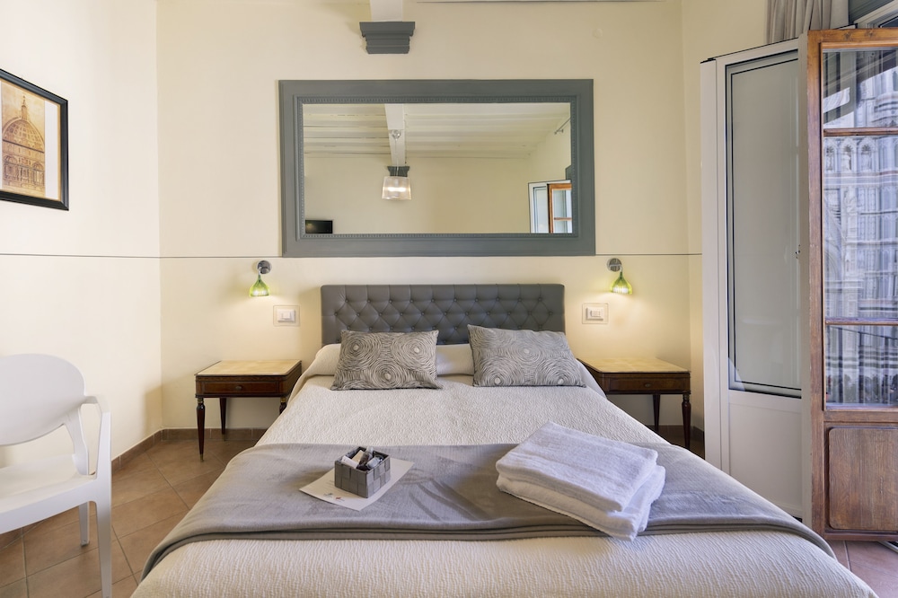 ROOM, TRIPLE, DUOMO VIEW