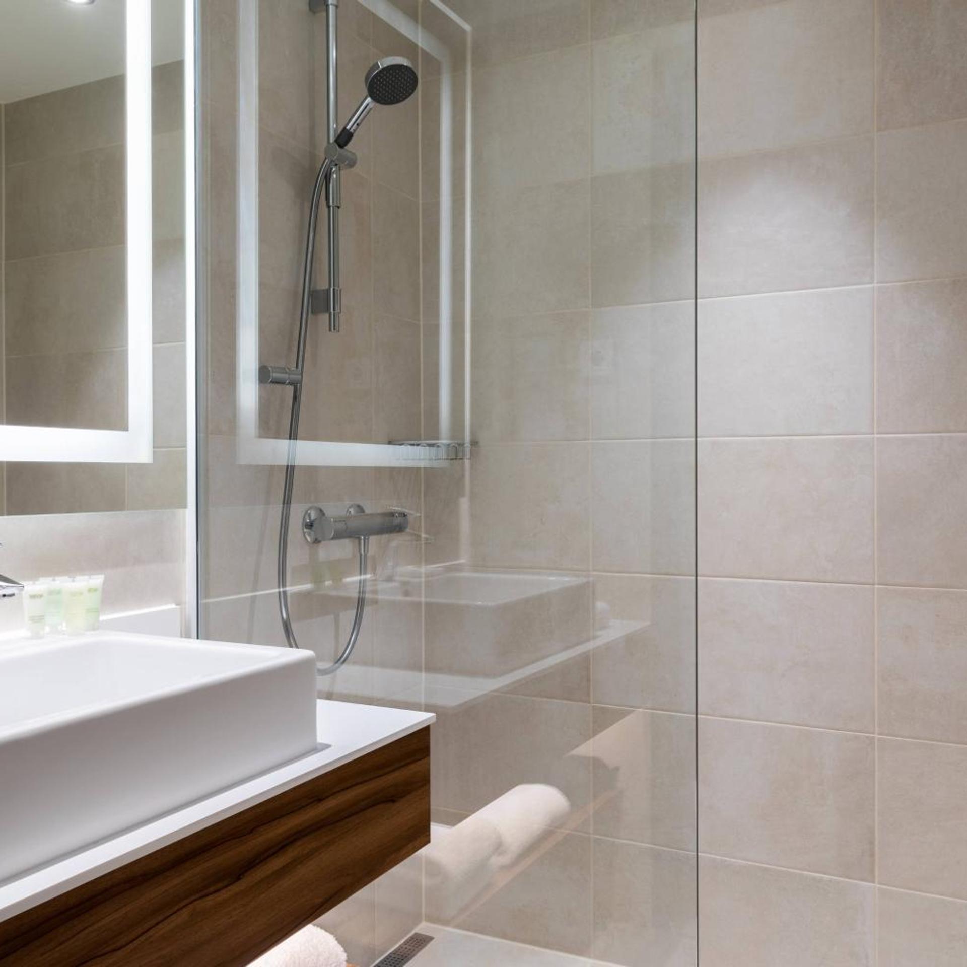 Green Select, Guest Room, Deluxe, King Bed, Inland View, Courtyard By Marriott Tampere City 5/6