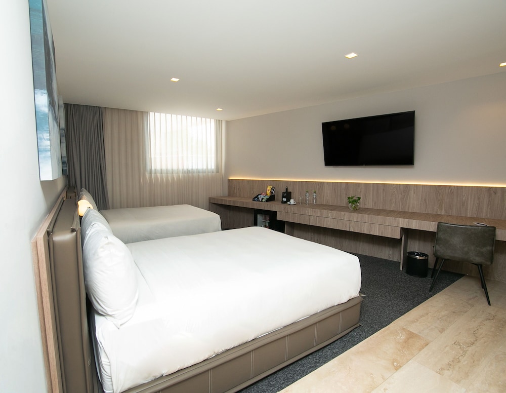 DELUXE, DOUBLE BED