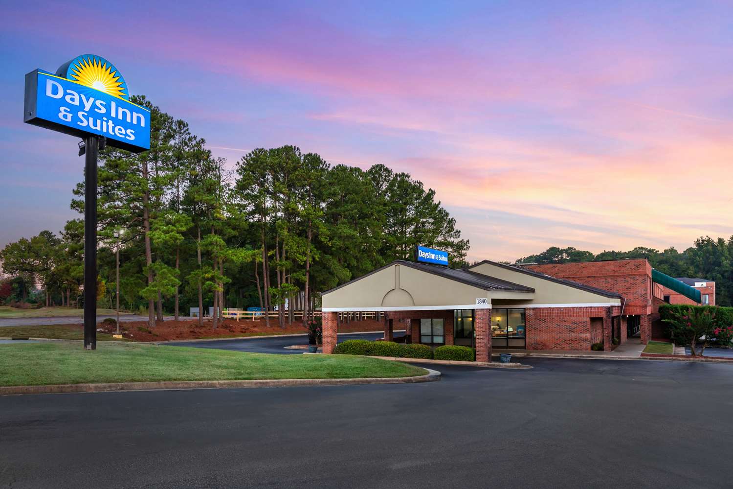 Days Inn Suites By Wyndham Rocky Mount Golden East 2/56