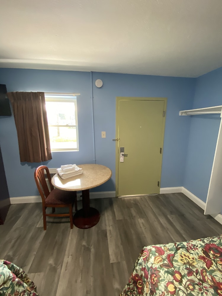 Red Carpet Inn and Suites 19/22