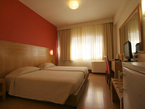 ROOM, SINGLE