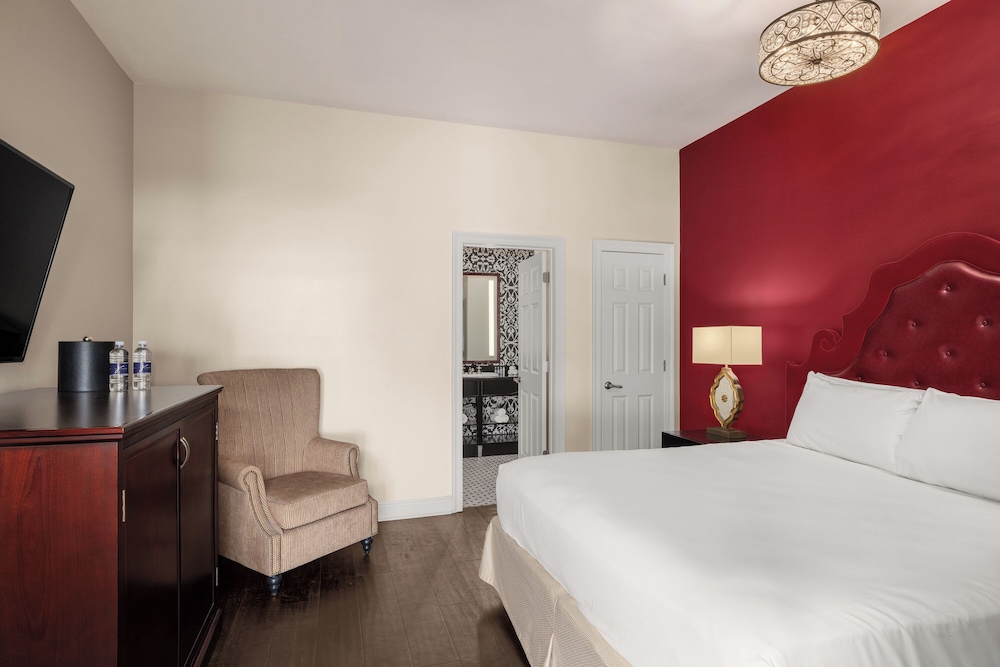CARRIAGE HOUSE, SUPERIOR, KING BED