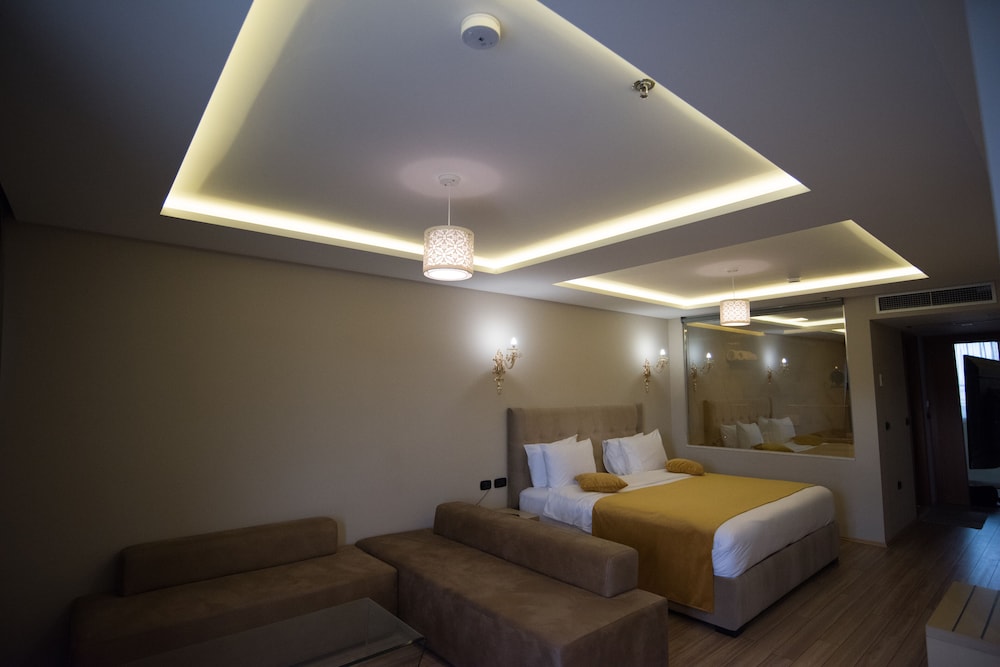 Albanopolis Hotel 32/60