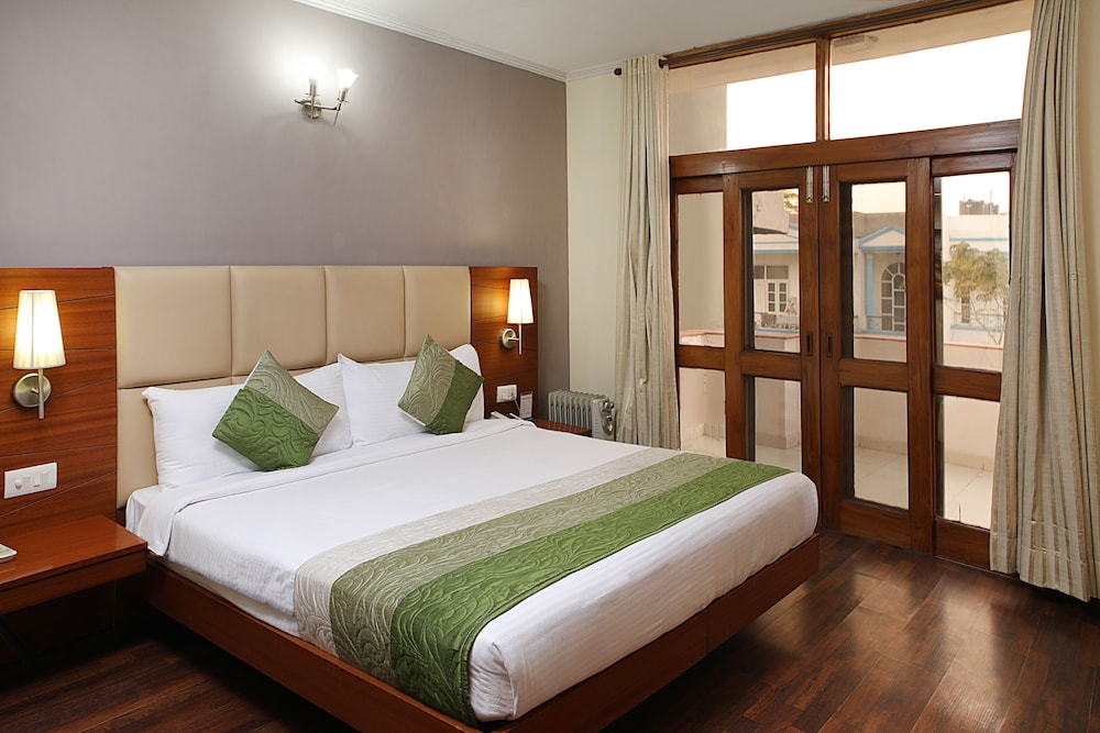 EXECUTIVE, DOUBLE BED, SMOKING