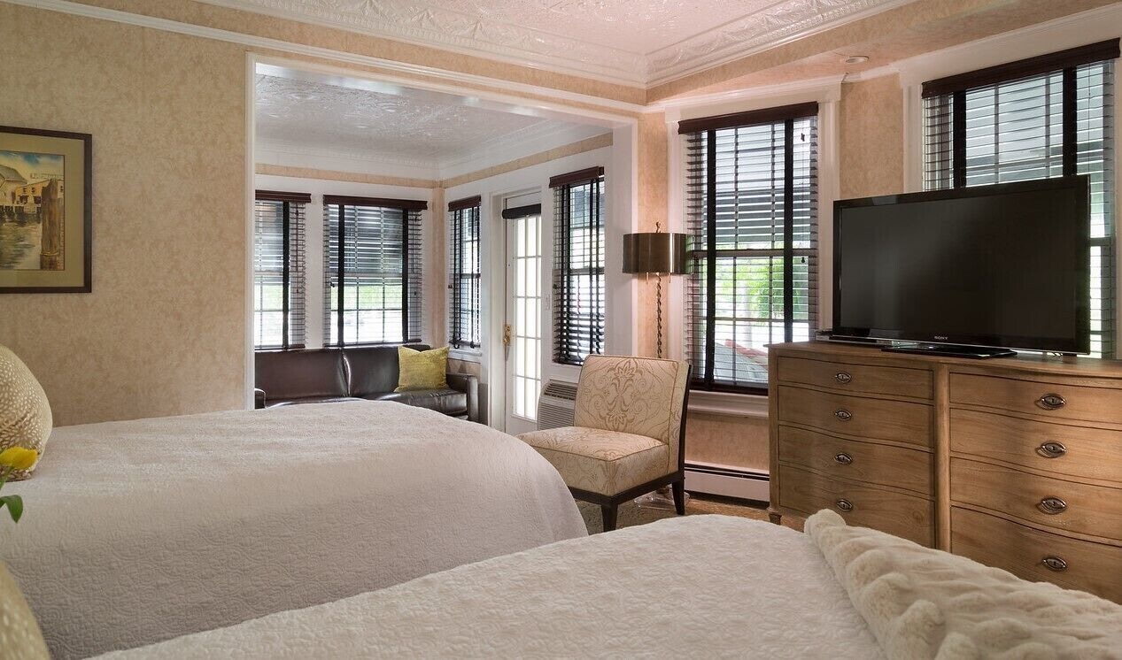 Room, 2 Double Beds, The Chateau Inn and Suites 2/5