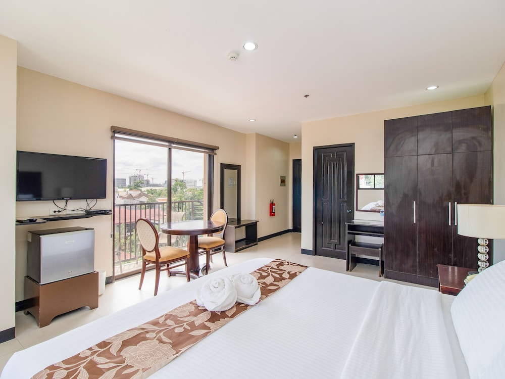 Main Hotel And Suites 38/67