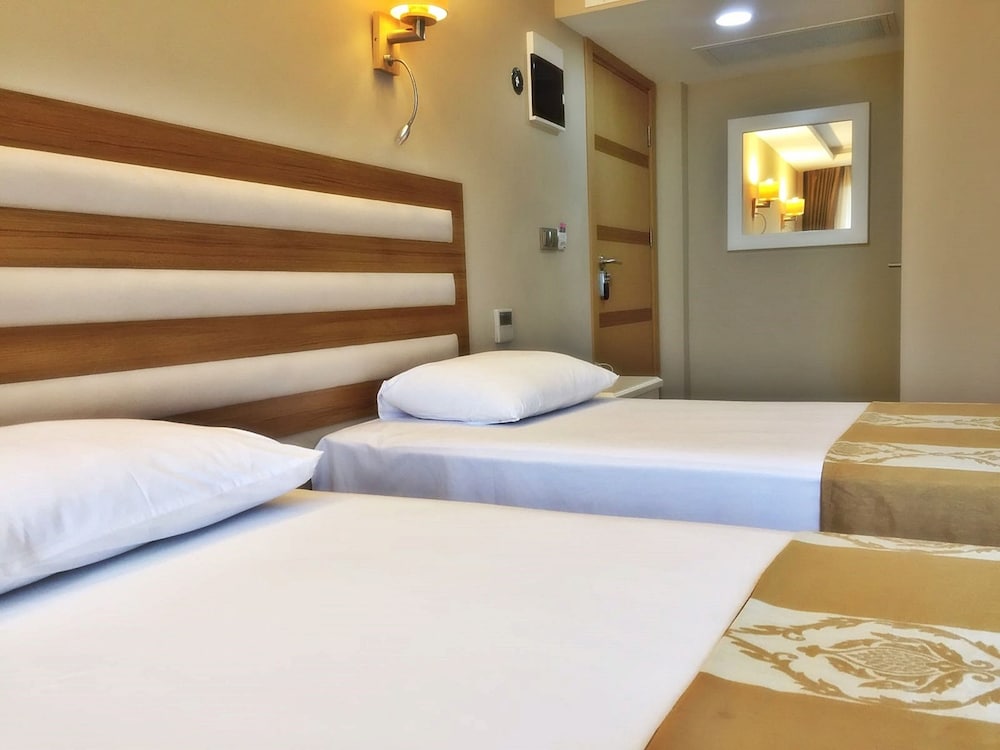 ROOM, TWIN BEDS