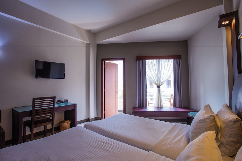 DELUXE, TWIN BEDS, POOL ACCESS