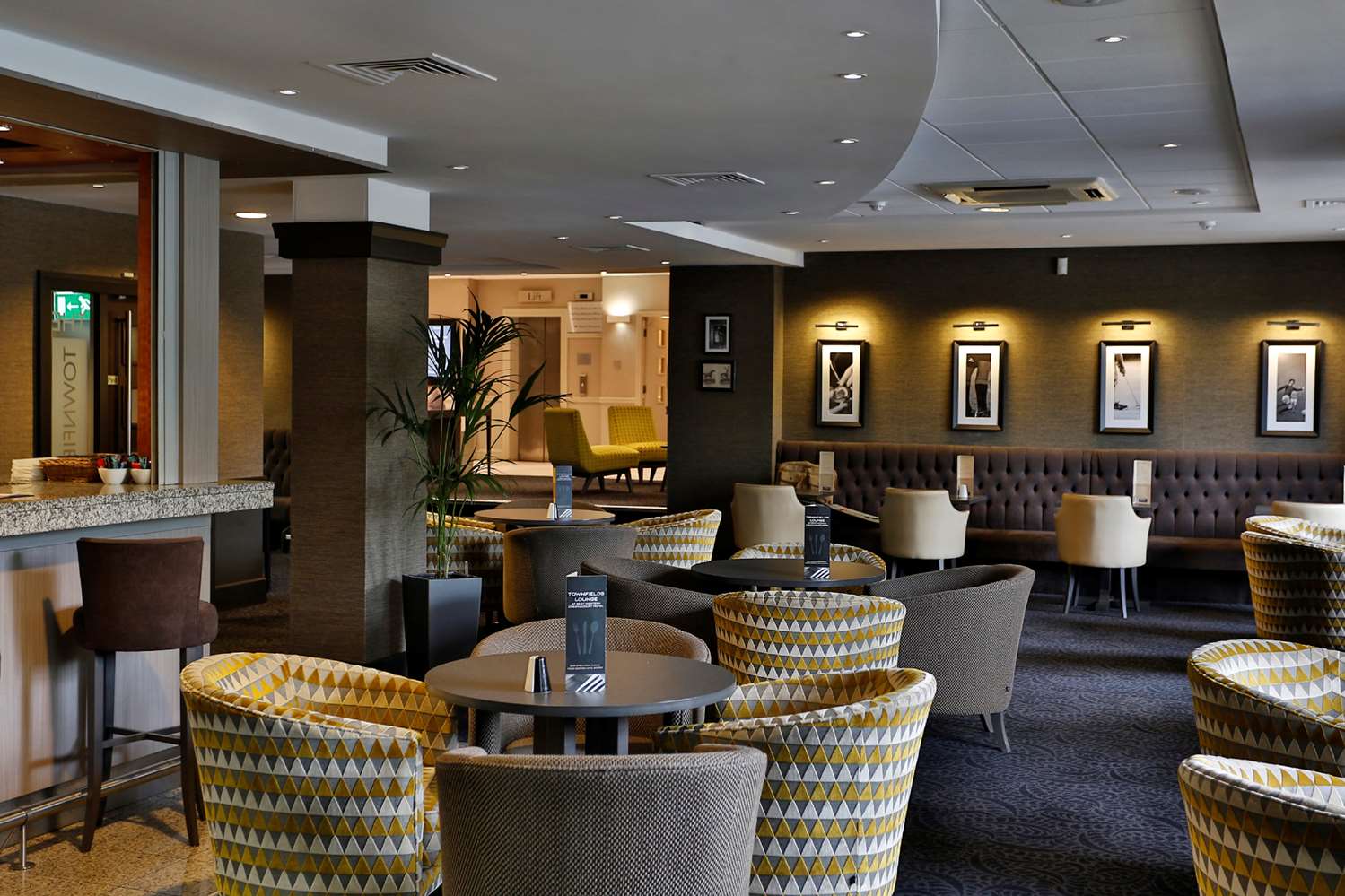 Manchester Altrincham Cresta Court Hotel 12/18
