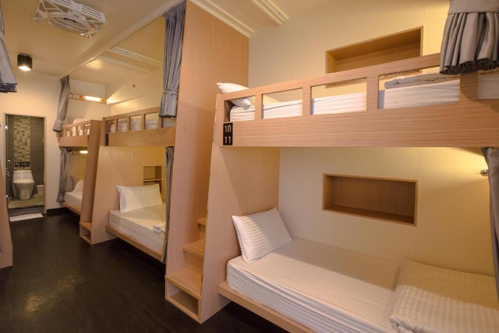 Mixed Dorm, 10 People
