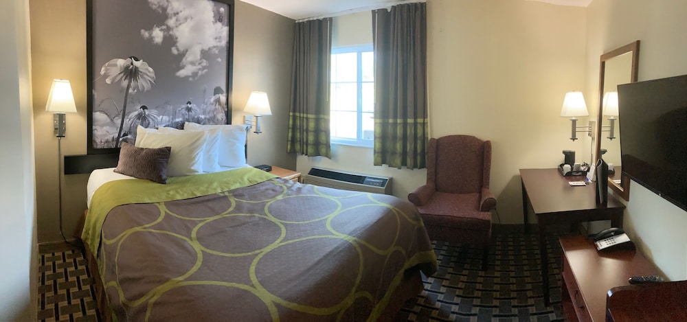 Super 8 by Wyndham Chisago City 12/20