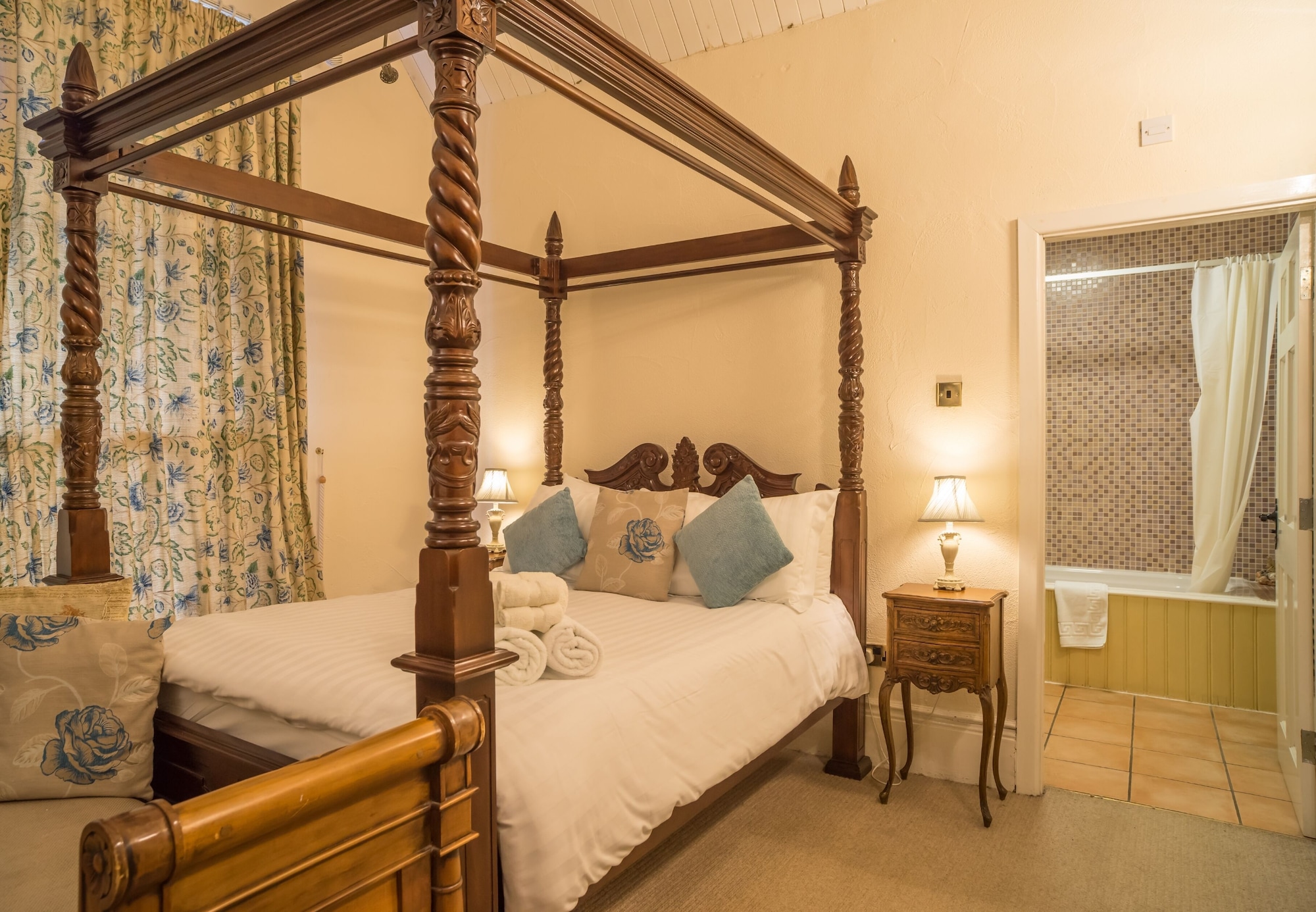 Four Poster, Double Bed