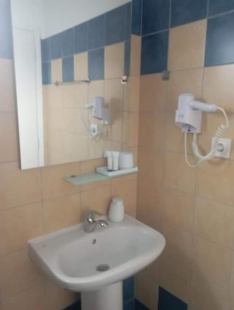 Studio, Double Bed, Pool Side, Balcony، Toni Apos S Guesthouse 3/6