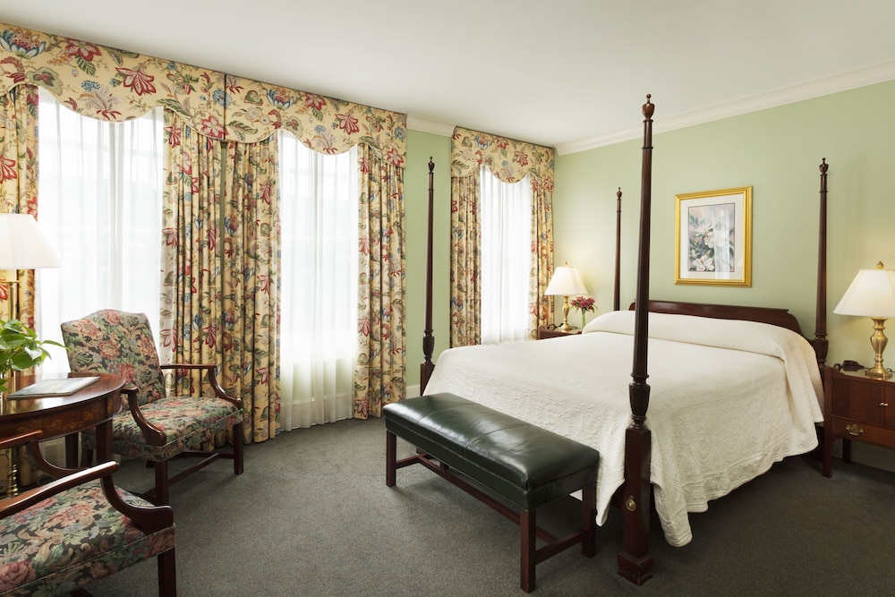 TRADITIONAL, QUEEN BED, ACCESSIBLE