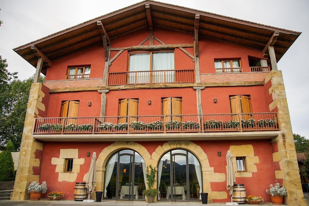 HOTEL USATEGIETA 1/50