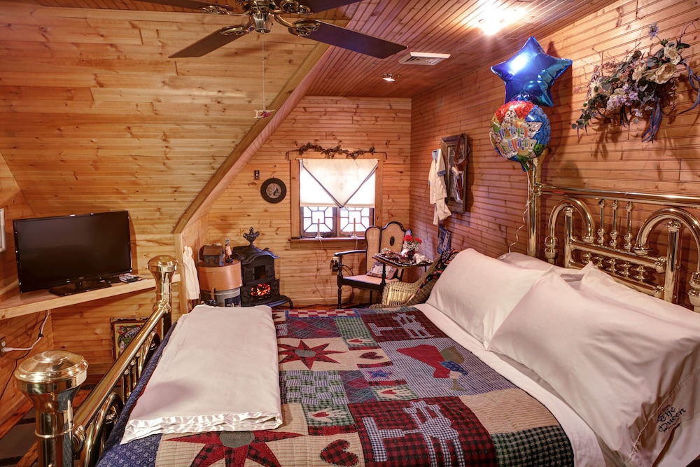 The Queen, A Victorian Bed and Breakfast 34/74