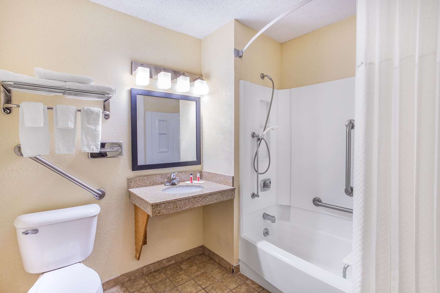 Super 8 by Wyndham Decorah 27/28