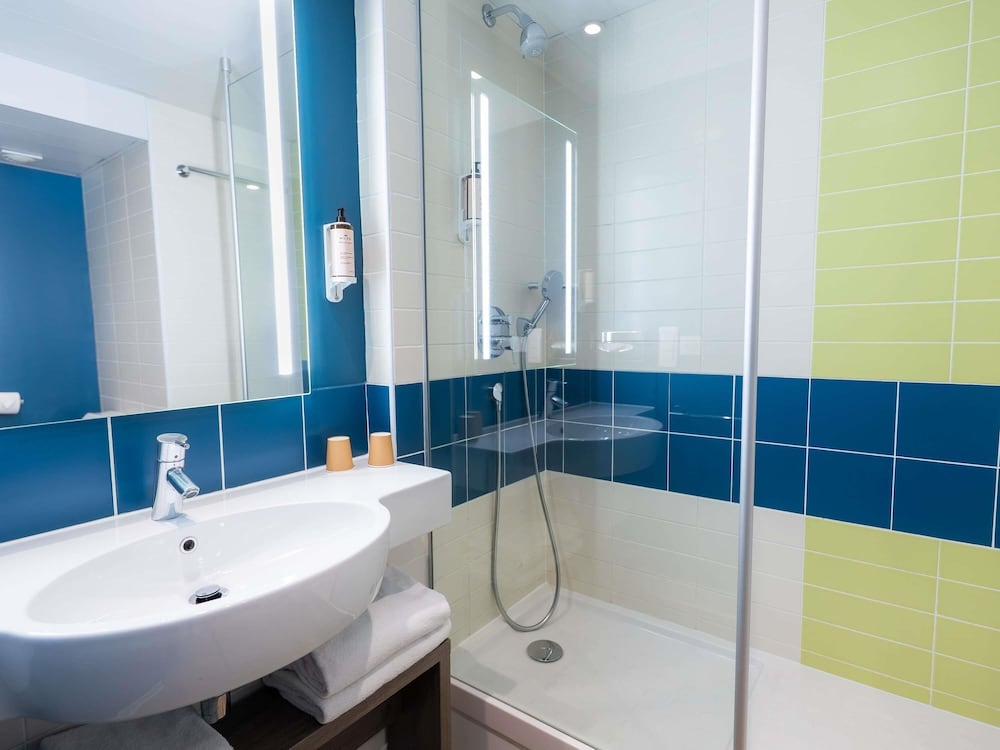 Mercure Paris Massy Gare TGV 74/76