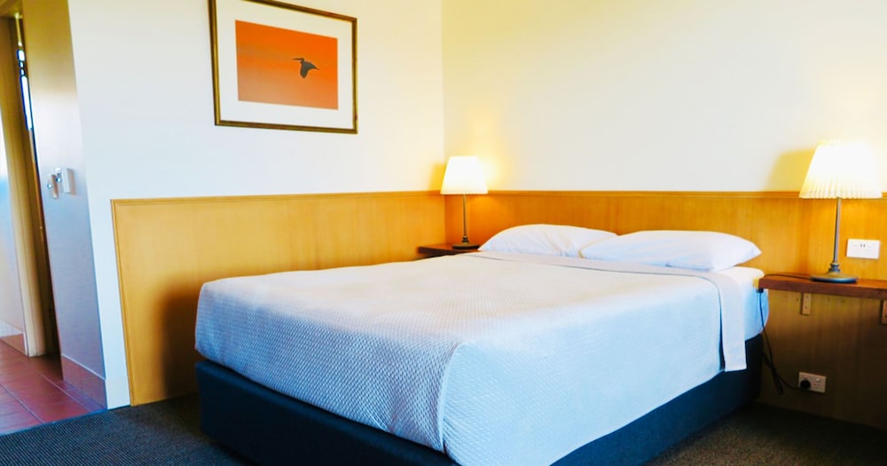 SUMMERHILL MOTOR INN 14/70