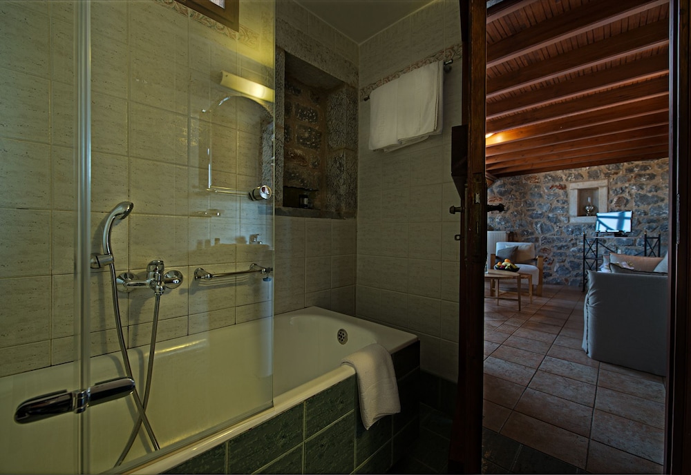 Limeni Village Hotel 36/37