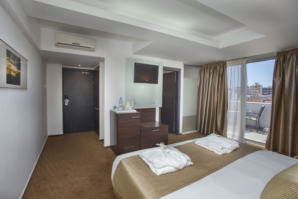 ibis Styles Larnaca Finikoudes Beach 12/32