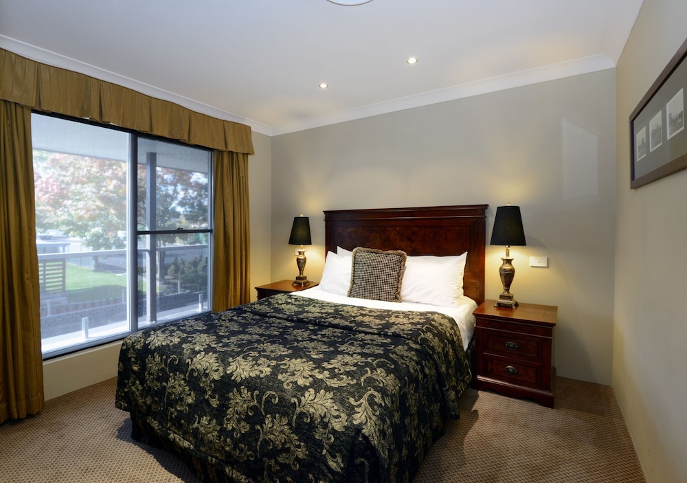 2 Bedrooms, Suite, Kitchen