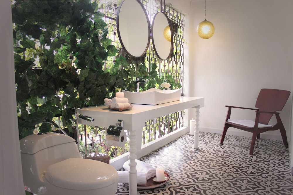 LECLERC HOTEL BOUTIQUE 69/70