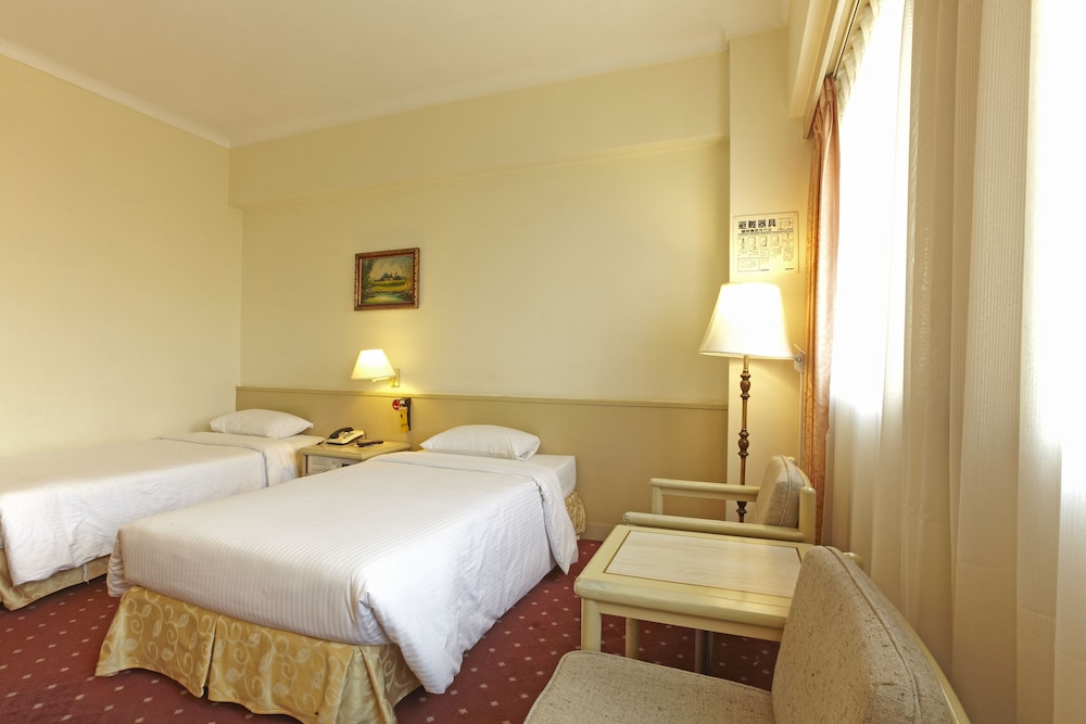 Emperor Hotel 23/50