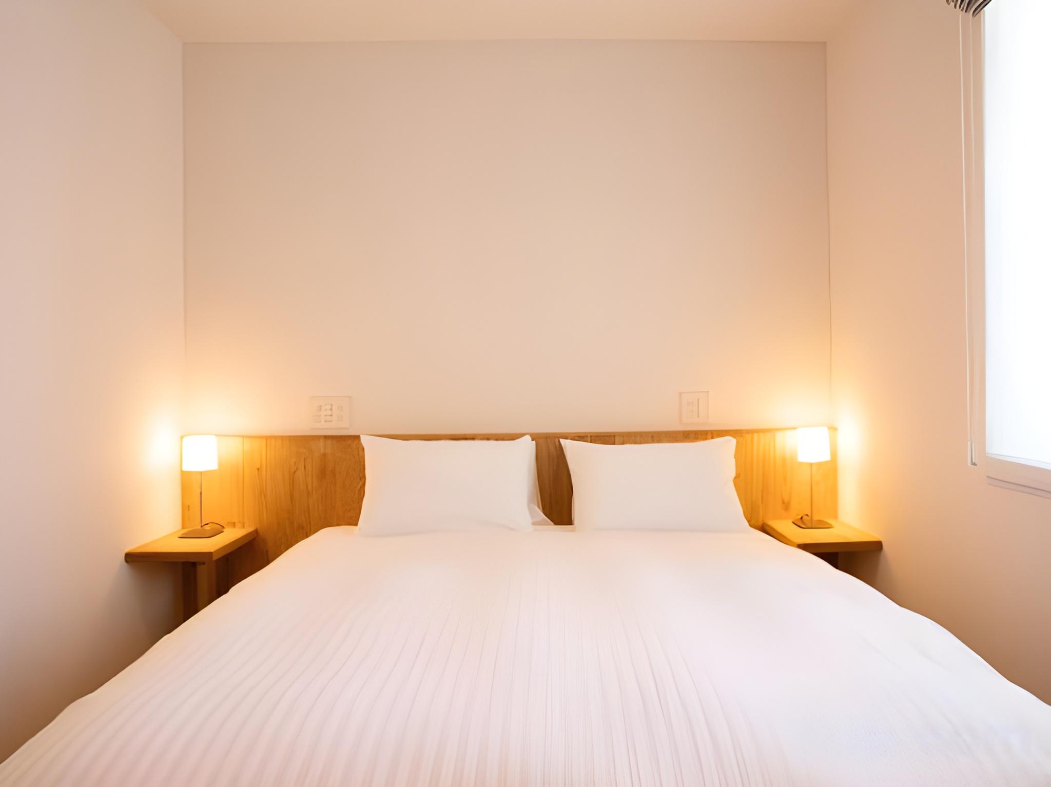 White, Standard, Queen Bed