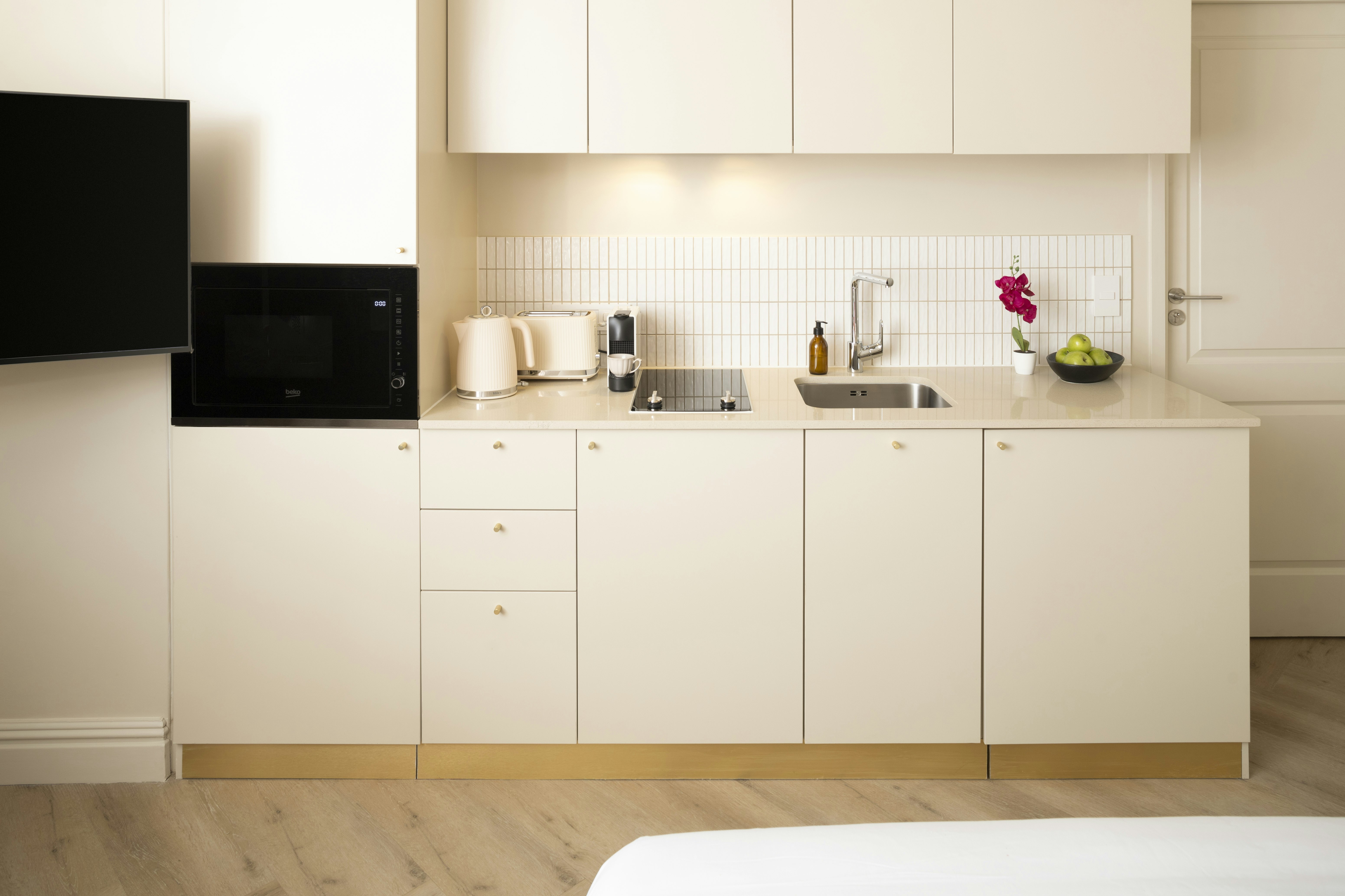 Charles Hope Boutique Hometel 61/69