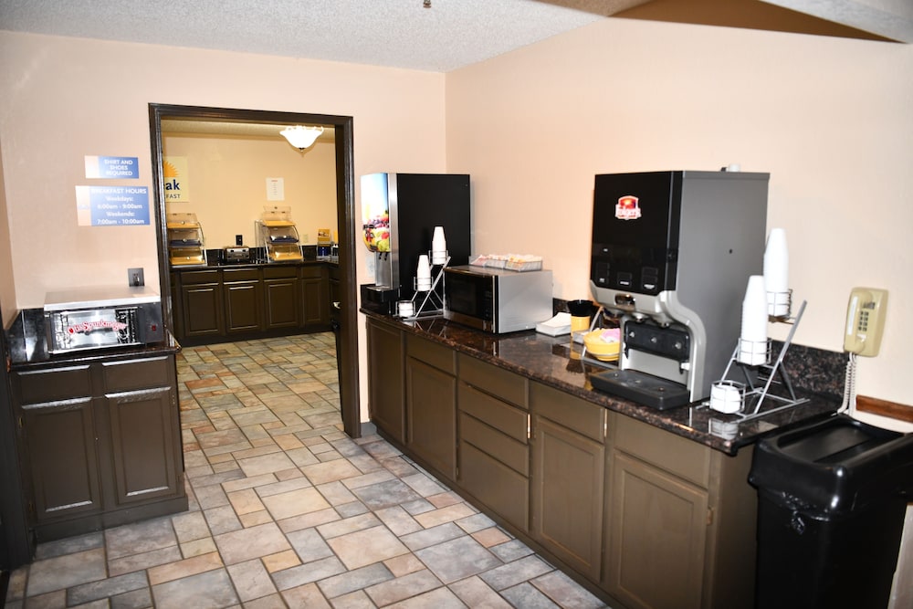 Days Inn & Suites by Wyndham Kaukauna WI 47/58