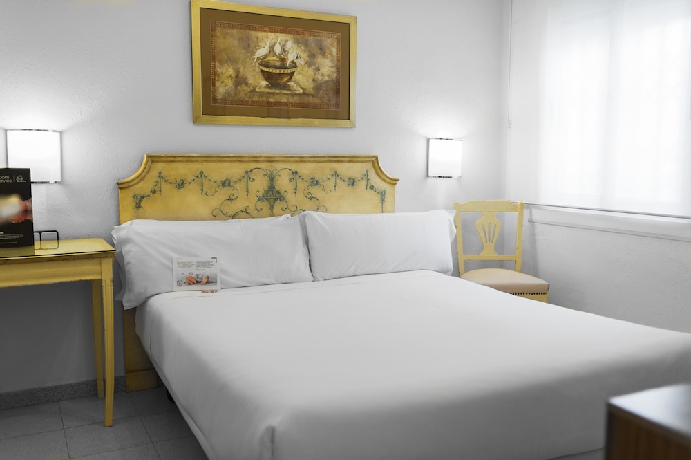 ROOM, DOUBLE BED