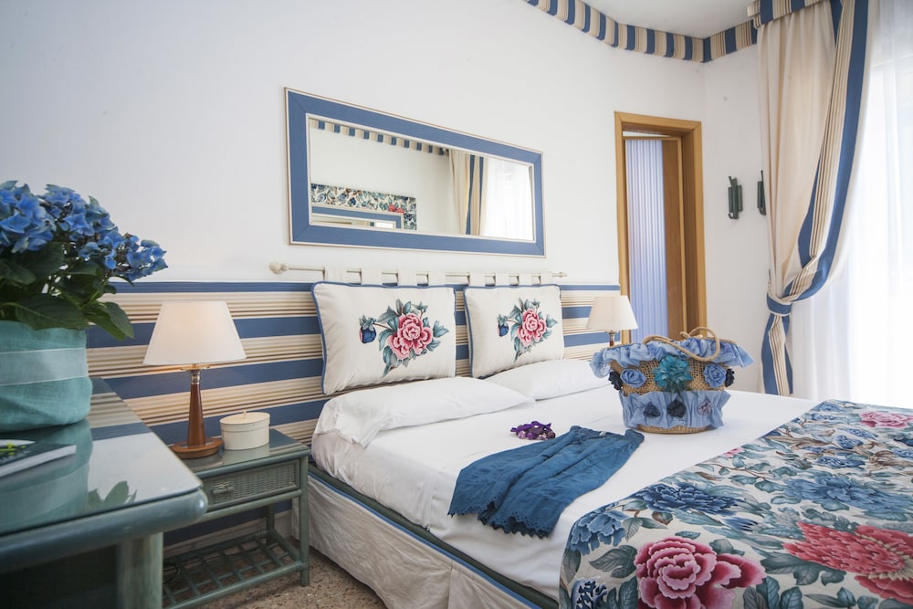 CLASSIC, DOUBLE OR TWIN BED, PARTIAL SEA VIEW, BALCONY