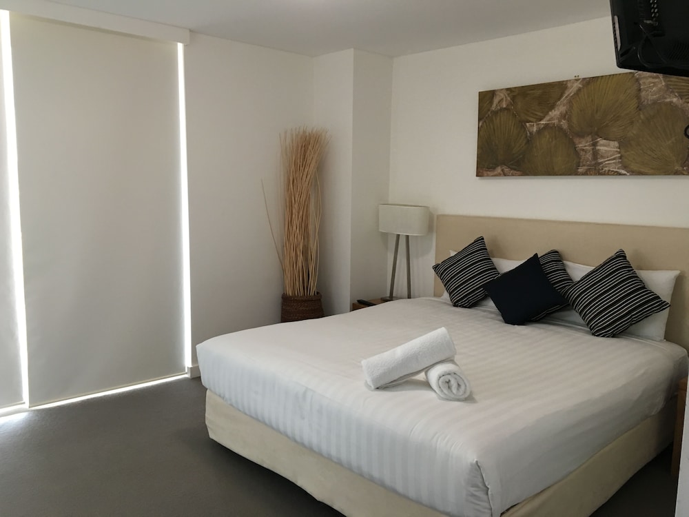 Kirra Surf Apartments 24/75