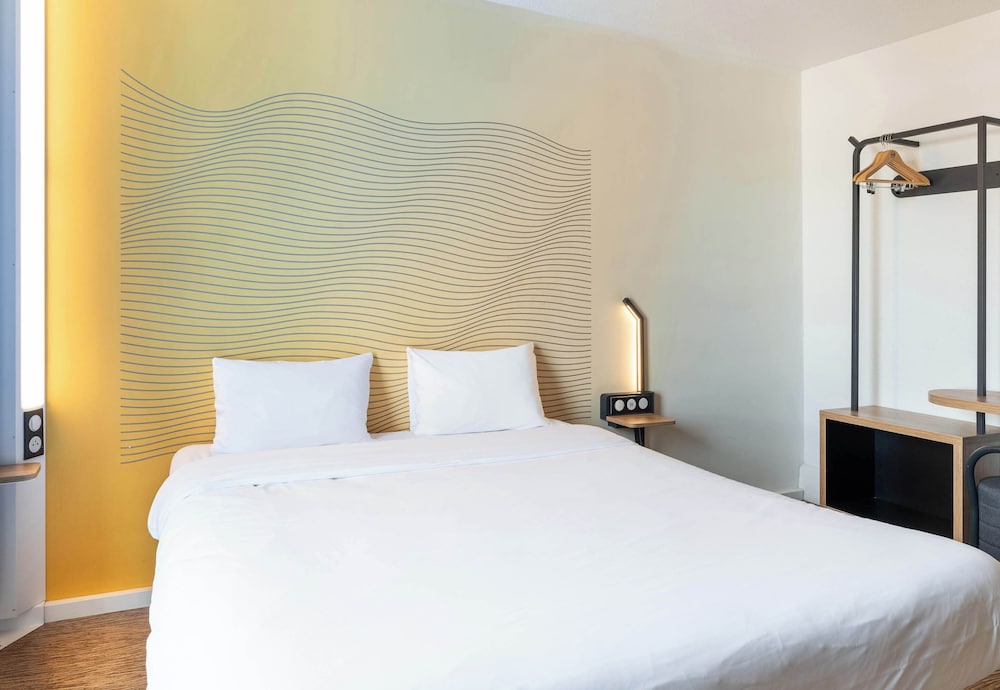 ROOM, DOUBLE BED