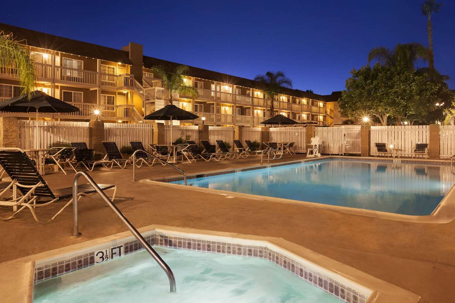 Ramada By Wyndham Costa Mesa/Newport Beach 24/38