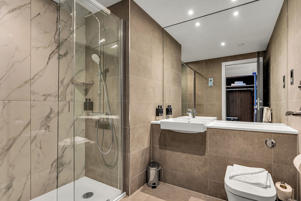 Grande Studio with Balcony، Roomzzz Edinburgh 2/3