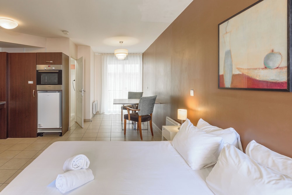 SUPERIOR, STUDIO, QUEEN BED