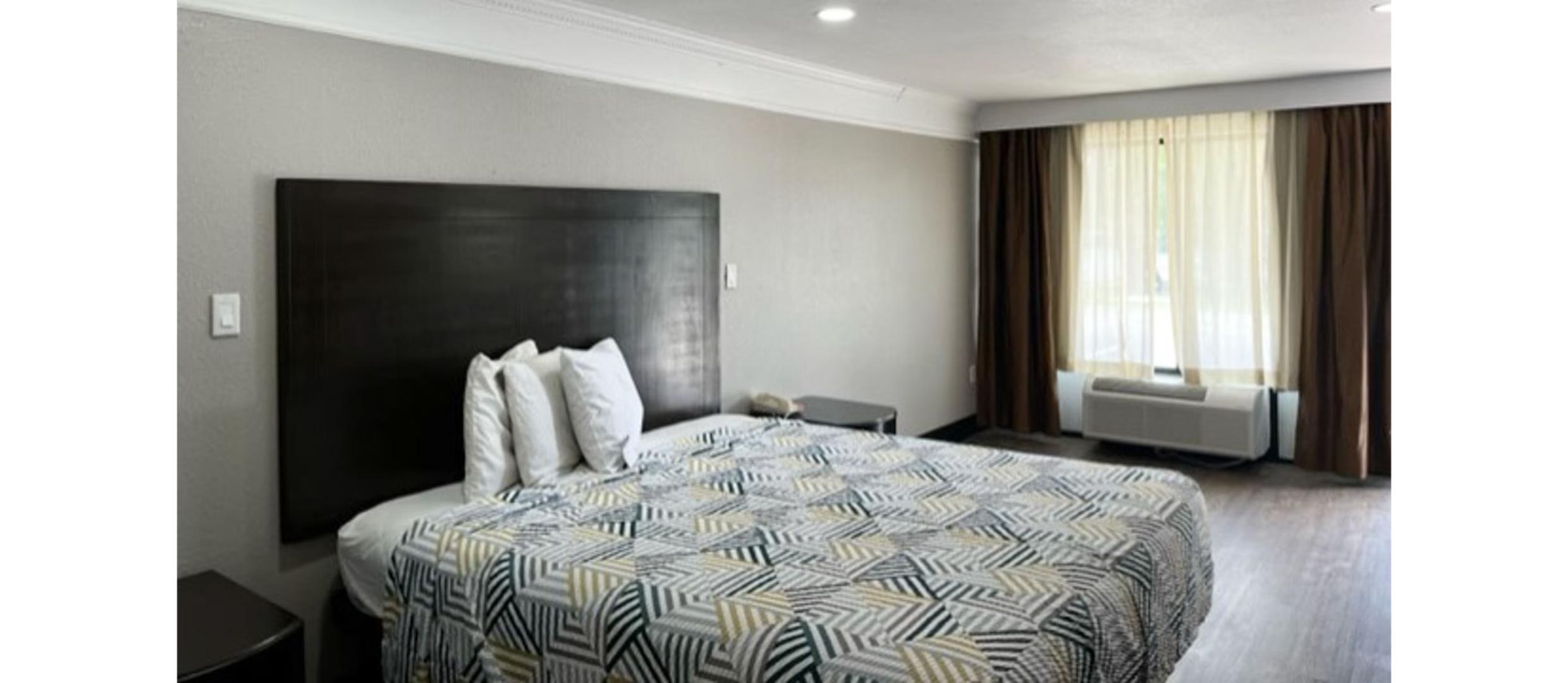 1 King Bed - Non-Smoking, Micfridge
