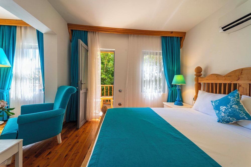 SUPERIOR, DOUBLE OR TWIN BED, POOL VIEW