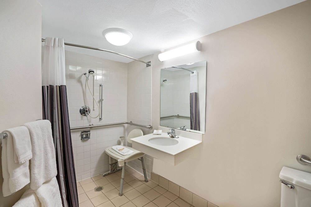 غرفة ديلوكس بسرير كوين يُسمح فيها بالحيوانات الأليفة لذوي الإعاقة، La Quinta Inn & Suites by Wyndham Kingsport Tri-Cities 5/5