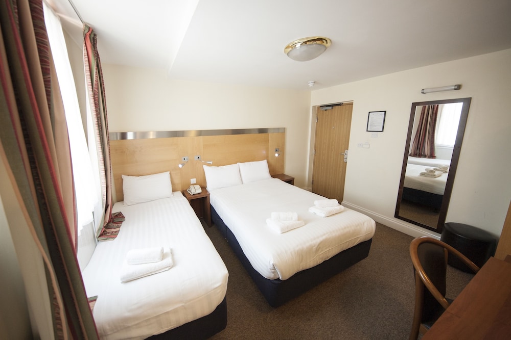 Maiden Oval Hotel 6/28