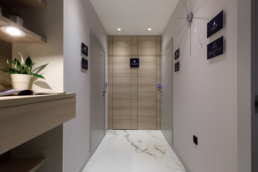 Sailor Boutique Rooms 16/27